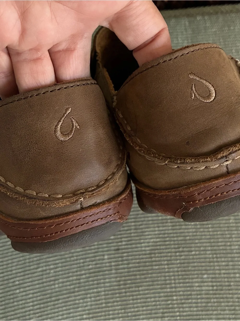 OluKai Moloa Men’s Nubuck Leather Slip On Shoes Mules Ray/Toffee Size 8.5